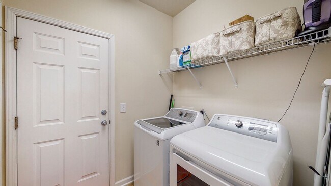 Building Photo - 3 bedrooms, 2 bathrooms in the City of Ric...