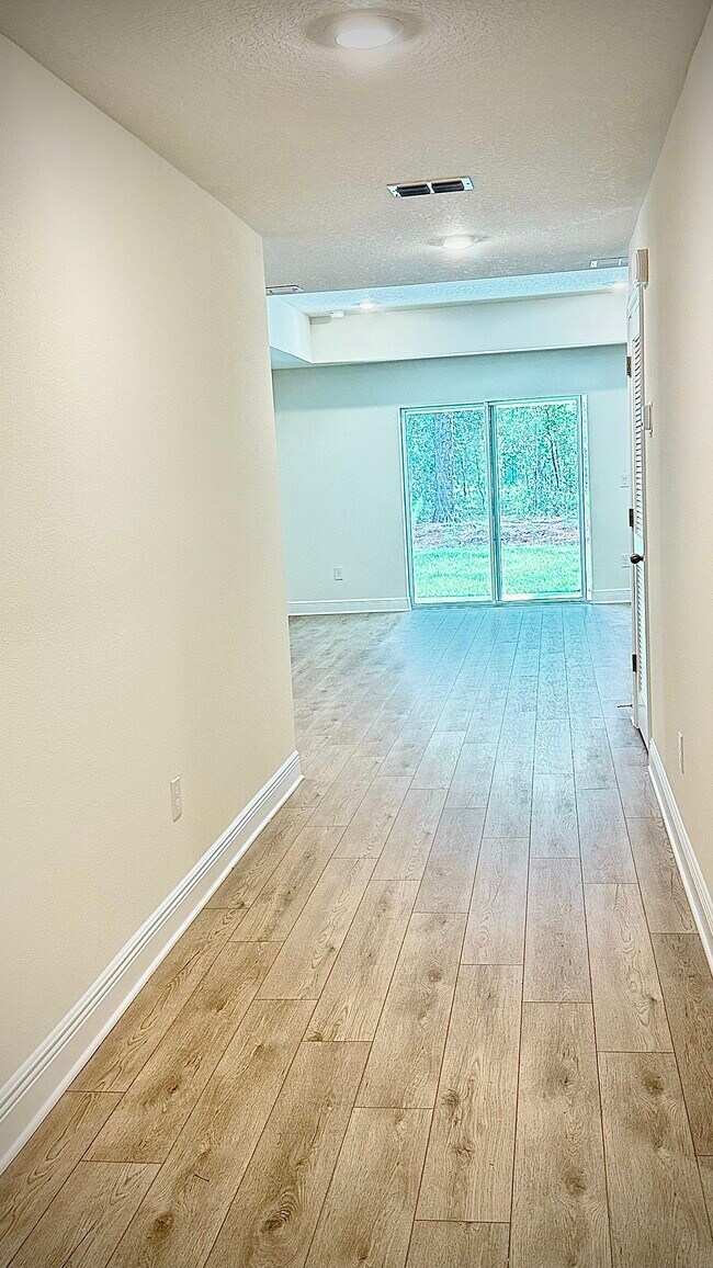 Building Photo - 9351 N Pineview Way