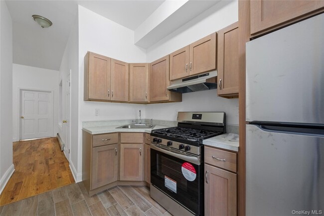 Building Photo - 1587 Lincoln Pl