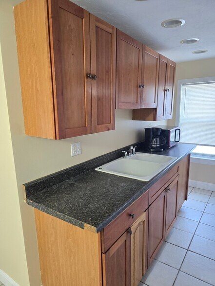 Building Photo - 27 Shelby St