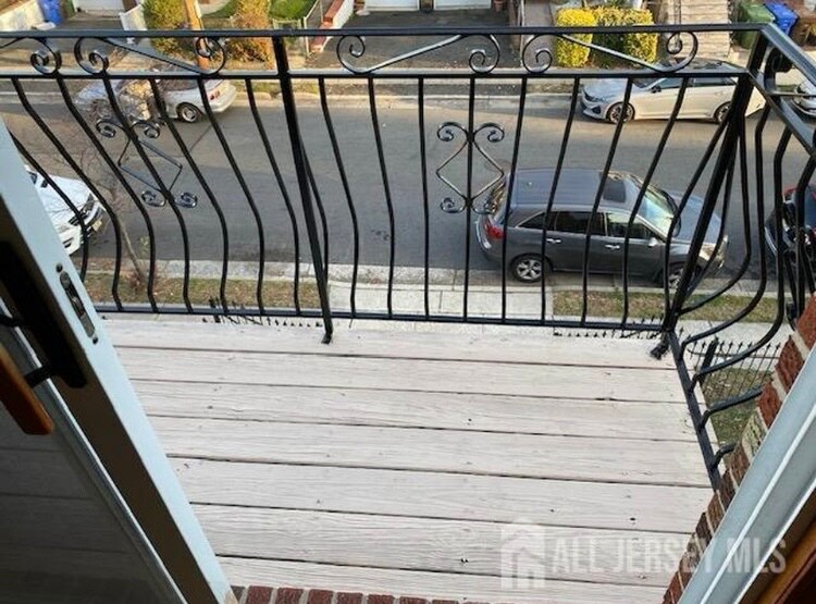 Building Photo - 817 Jackson Ave