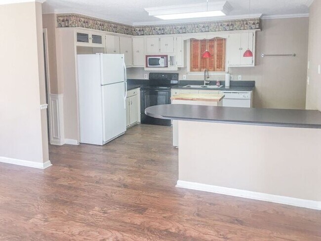 Building Photo - 620 Pine Oaks Dr