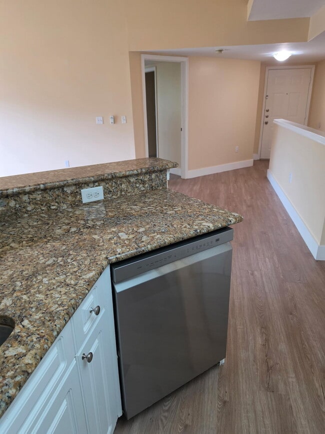 Building Photo - 700 Crestwood Ct S