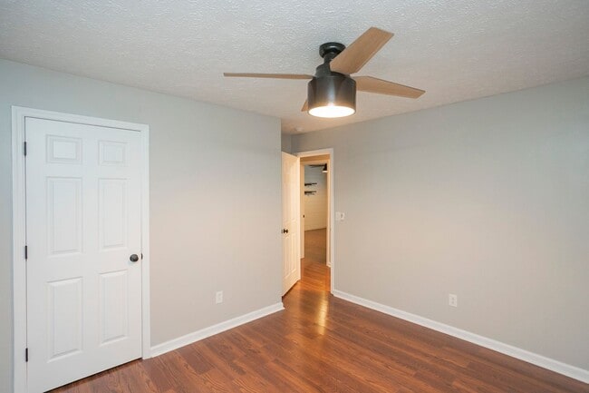 Building Photo - 1143 Bayview Dr