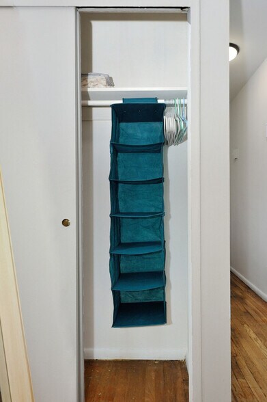 Building Photo - 374 W 35th St