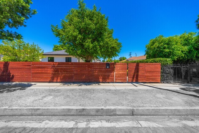 Building Photo - 7514 Woodley Ave