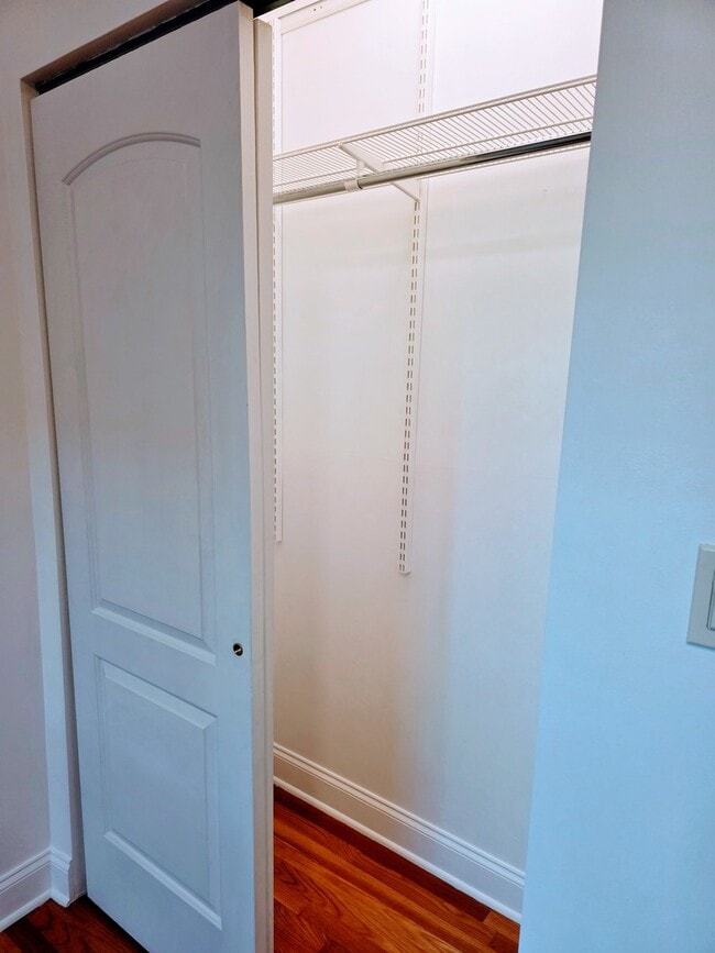 Building Photo - 2544 W Hollywood Ave