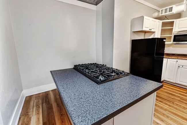 Building Photo - Urban Style Meets Everyday Comfort — Spaci...