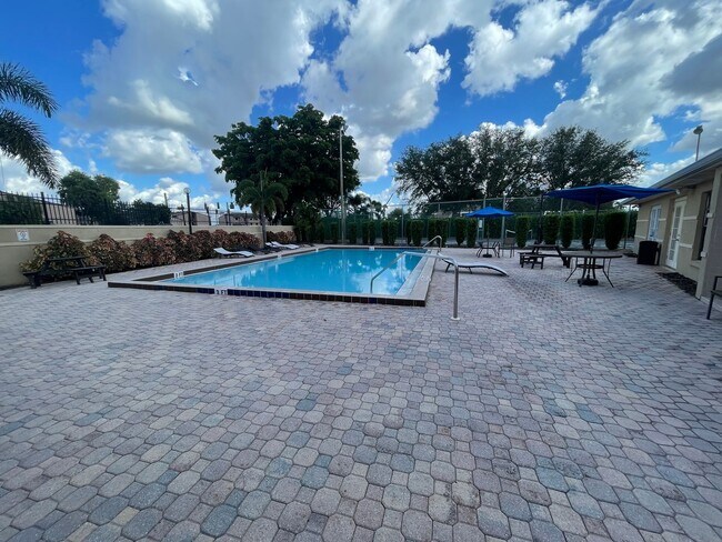 Building Photo - 5323 Summerlin Rd