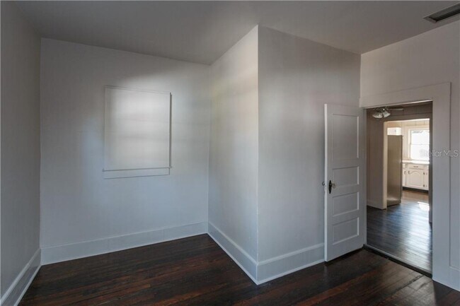 Building Photo - 835 Cathcart Terrace