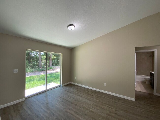 Building Photo - Custom Home - Desirable SE Ocala Neighborh...