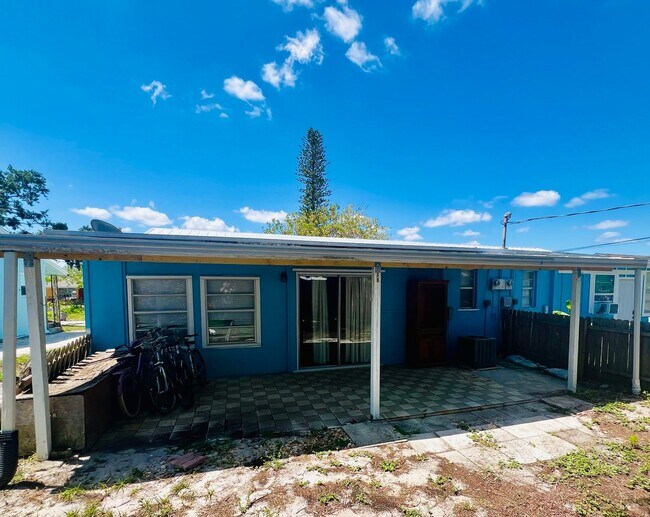 Building Photo - 3/1.5 Duplex in Fisherman's Haven