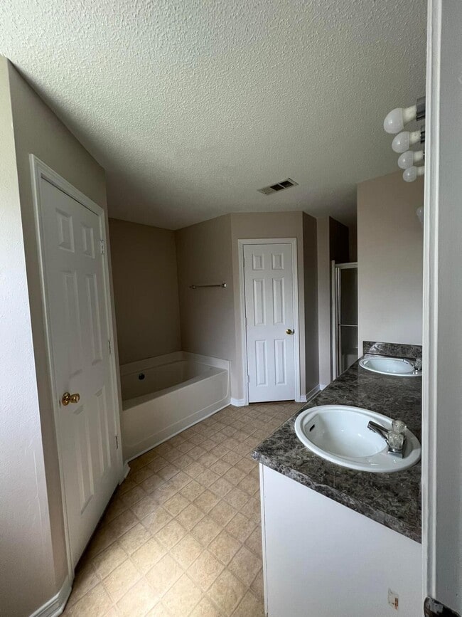 Building Photo - 326 Tislow Dr