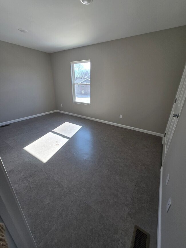 Building Photo - 2 bed, 1.5 bath Townhouse