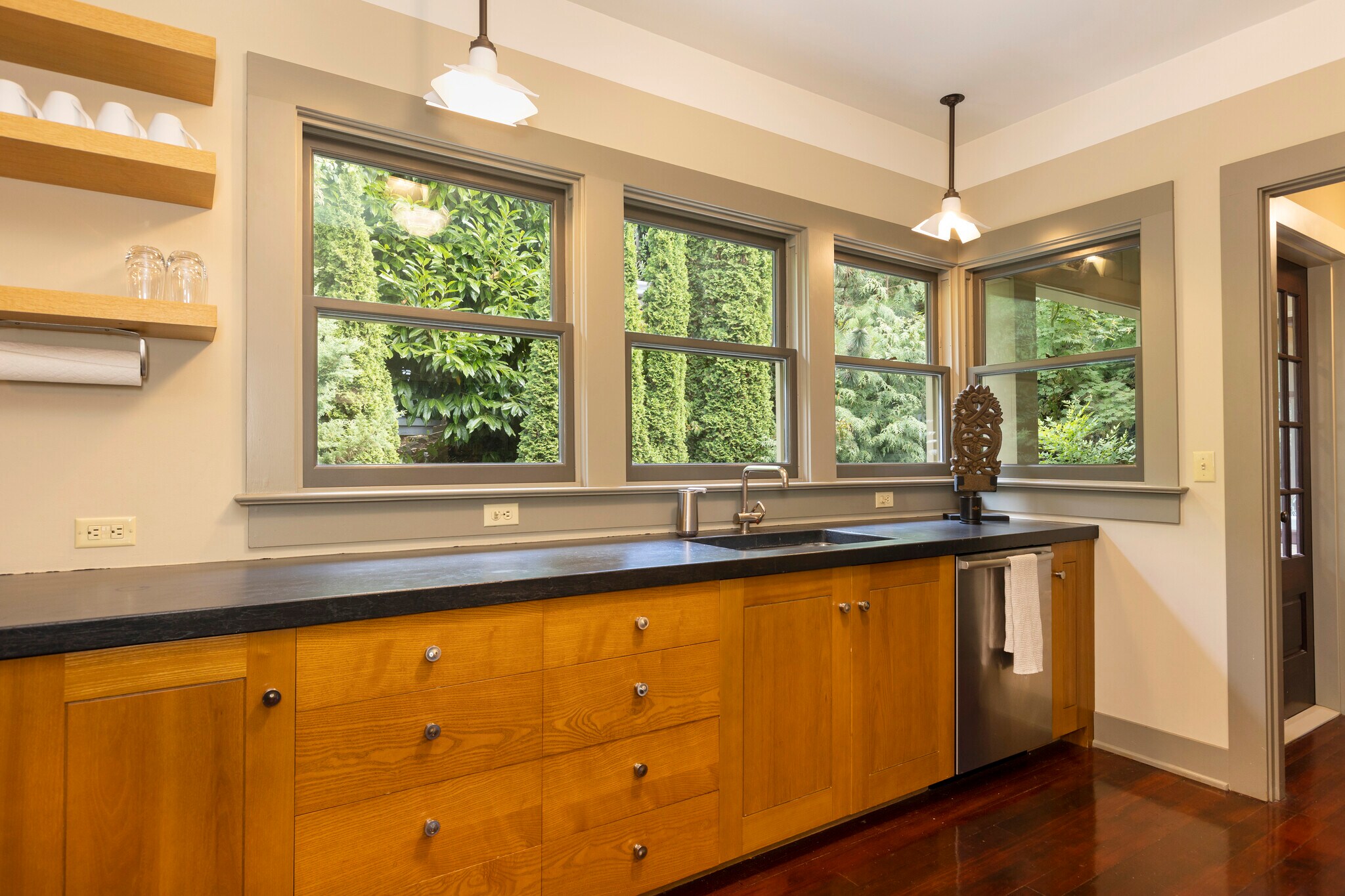 Kitchen - 911 W Howe St