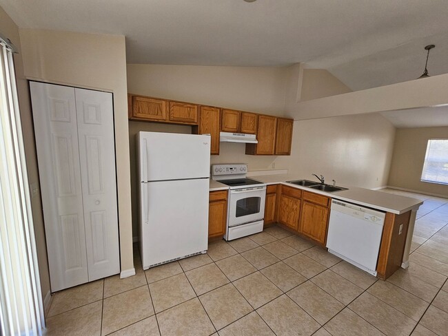 Building Photo - COMING SOON!   CUTE!  3 BEDROOM / 2 BATH - HALF DUPLEX (DELTONA)