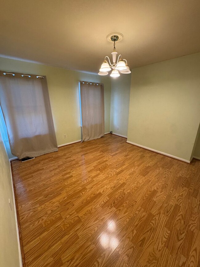 Building Photo - 5 Bedroom 2.5 Bath in Squirrel Hill