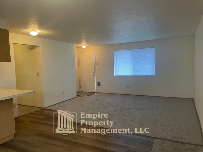 Building Photo - 355 Maple St