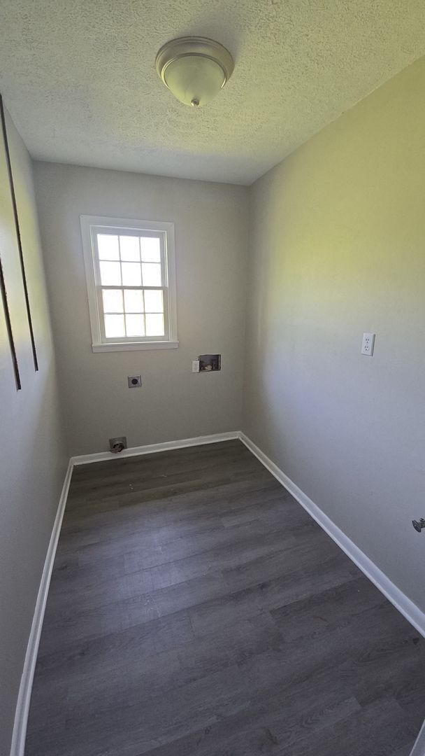 Building Photo - 985 Pineland Ave