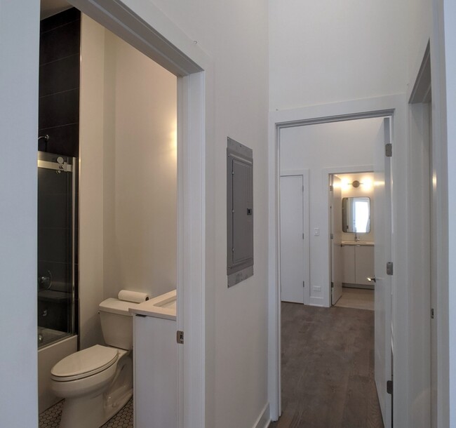 Building Photo - 2120 W Belmont Ave