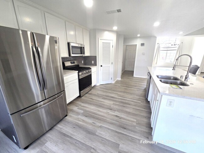 Building Photo - Beautiful 3 Bedroom 2 bath Home Across from La Joya Middle School