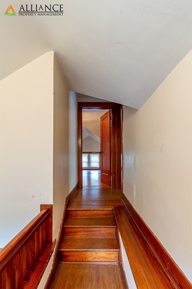 Building Photo - Gorgeous Home!!