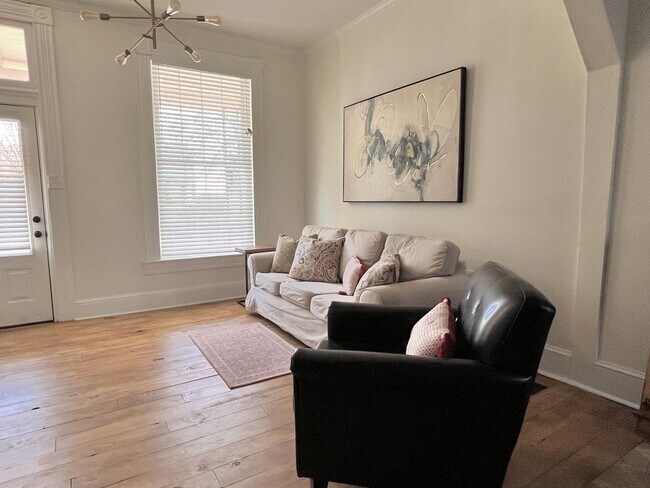 Building Photo - Modern Townhome 2bd/1ba