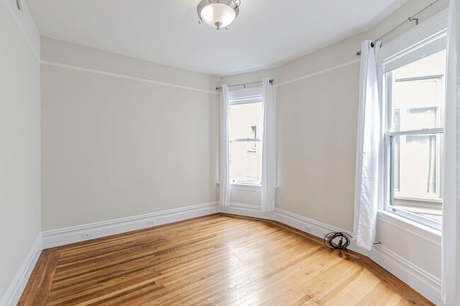 Building Photo - Stylish Top-Floor Two Bedroom and One and ...