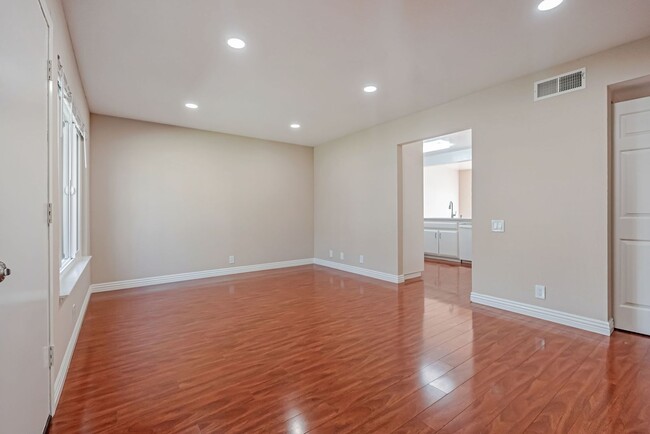 Building Photo - BEAUTIFUL REMODELED TWO STORY TOWNHOME IN ...