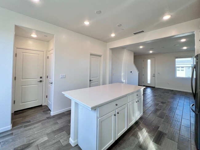 Building Photo - $2,450 Shepherd & Sunnyside, New 3 bedroom House - Clovis / Solar Panels