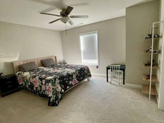 Building Photo - 6060 Ashborough Park