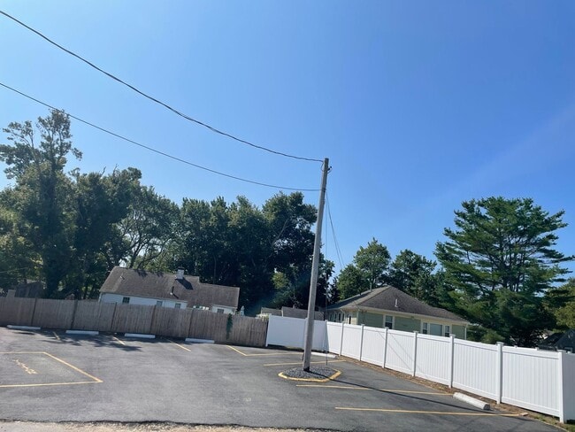 Building Photo - Hyannis 1 bedroom
