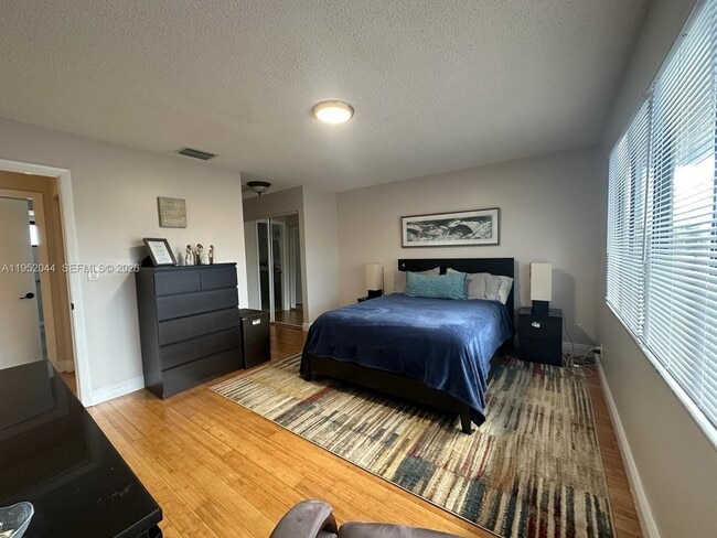 Building Photo - 8320 SW 39th Ct