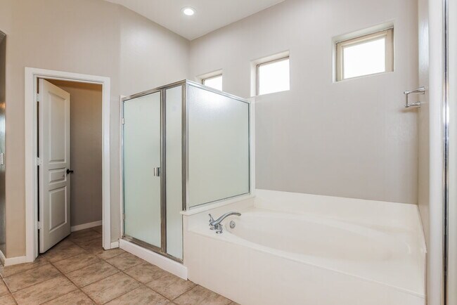 Building Photo - 2102 E Fawn Dr