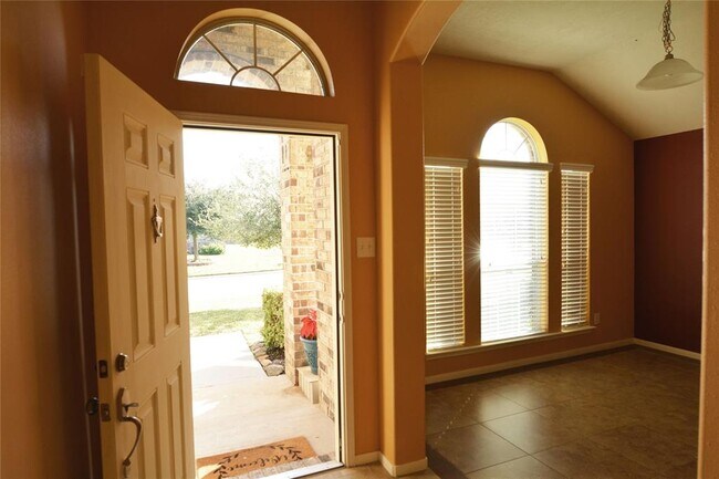 Building Photo - 9303 Daisy Cove Ln