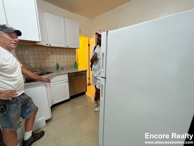 Building Photo - 4 Adella Pl