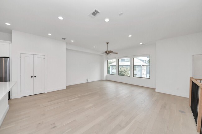 Building Photo - 615 Oakley St