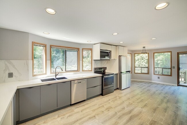 Building Photo - 5Bd/2.5Ba Kirkland Home