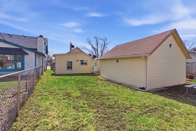 Building Photo - 810 Superior St