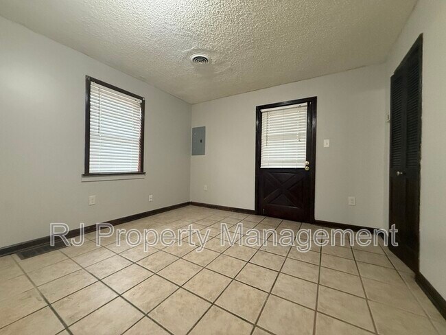 Building Photo - 1450 Gold Ave