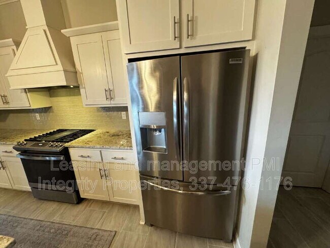 Building Photo - 200 Tennyson Dr