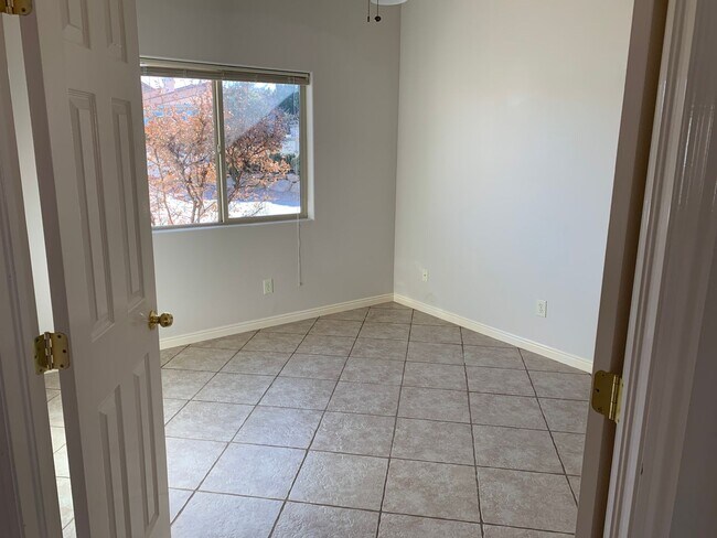 Building Photo - Beautiful 4 Bedroom 2 Bathroom Home