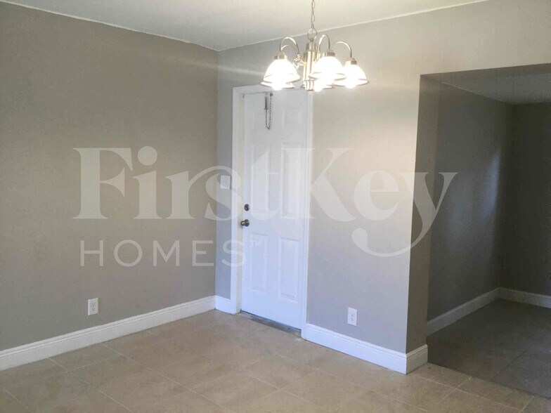 Building Photo - 2610 SW 5th St