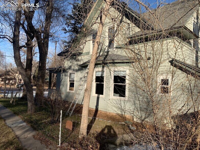 west side of house - 119 Cheyenne Blvd