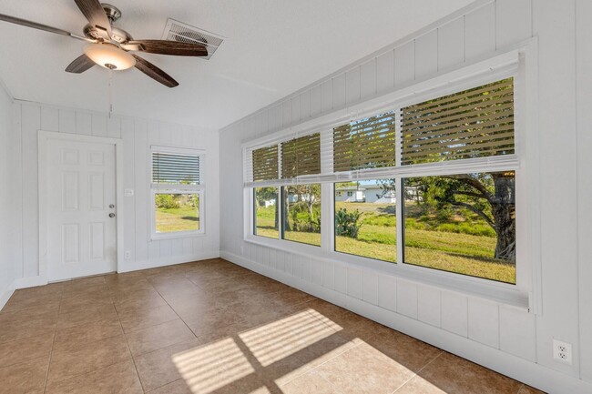 Building Photo - Modern Sarasota 3 Bedroom Home With Separa...