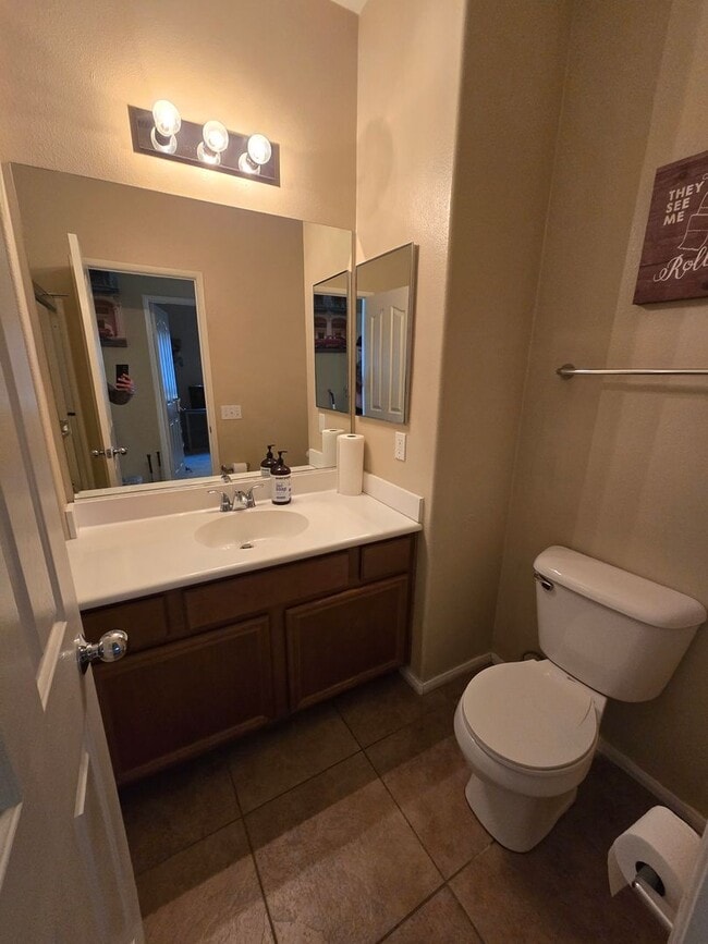 Building Photo - 3 Bedroom 2 Bath located in Mountain View DHS