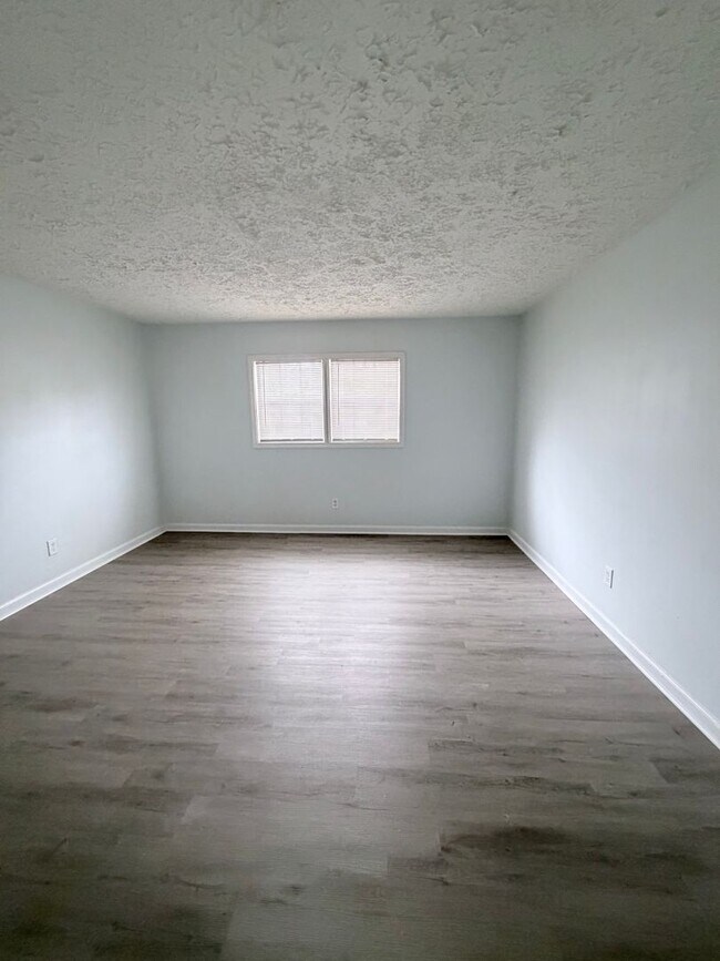 Building Photo - Dodson Courtyard Apartments 1 & 2 Bedroom Move In Specials!