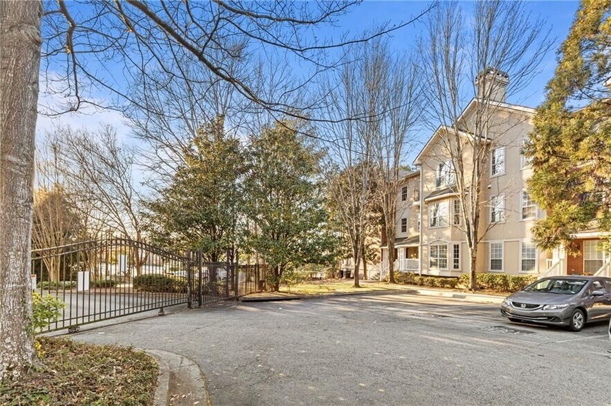 Building Photo - 5641 Roswell Rd