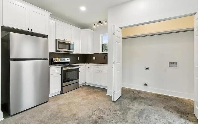 Building Photo - 310 Reiss Pl