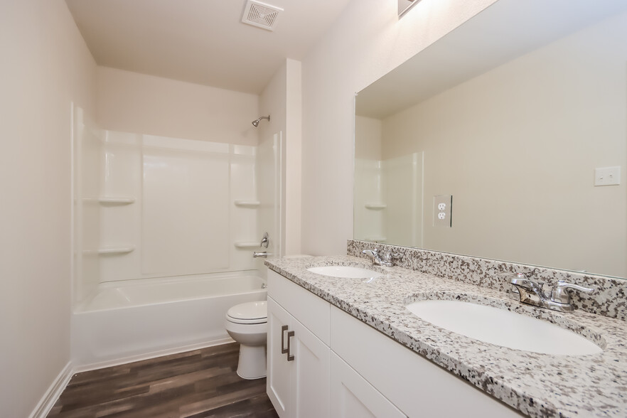 Building Photo - 15606 Briar Forest Dr